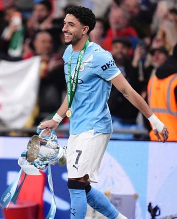 عمر مرموش يحمل الكأس عمر مرموش يحمل الكأس