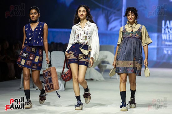 ملابس من الكاجول داخل العروض