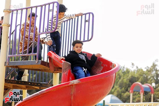 فرحة الصغار بثالث أيام العيد