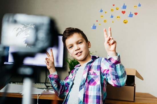 طفل انفلونسر طفل انفلونسر