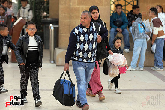 دخول العائلات حديقة الأزهر للاحتفال بعيد الفطر