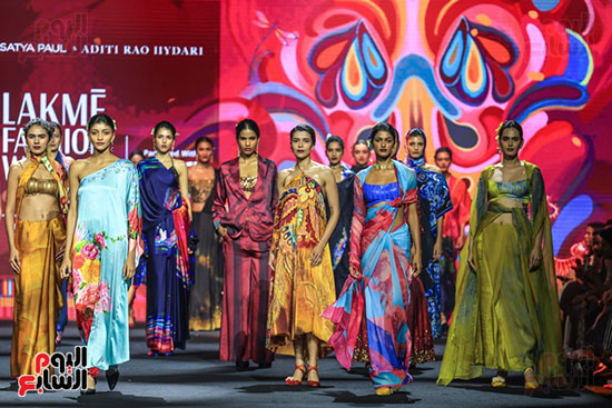 الزى الهندى يسيطر على العرض