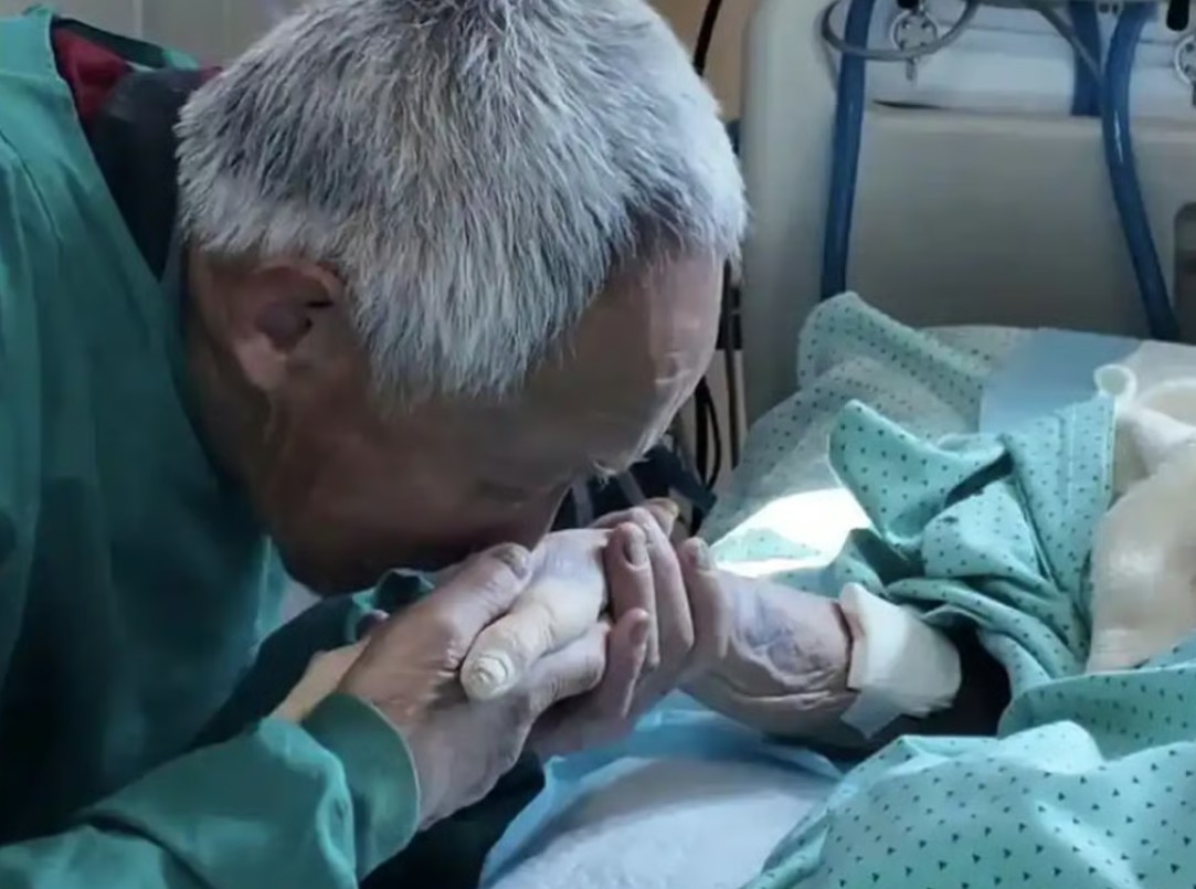 تشين أتشونغ يقبل يد زوجته