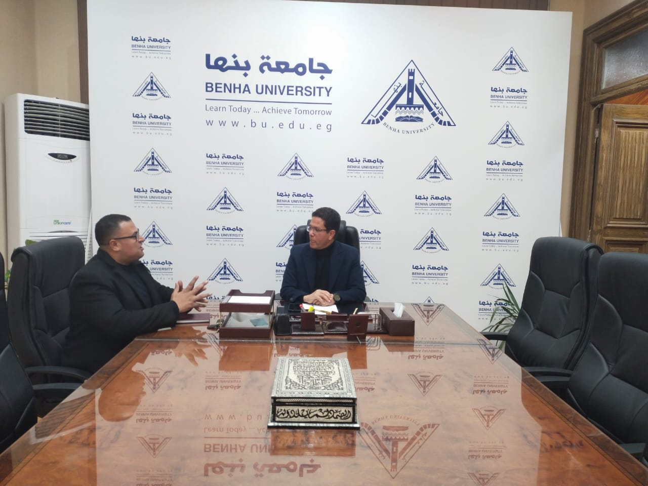 جانب من الحوار الصحفي