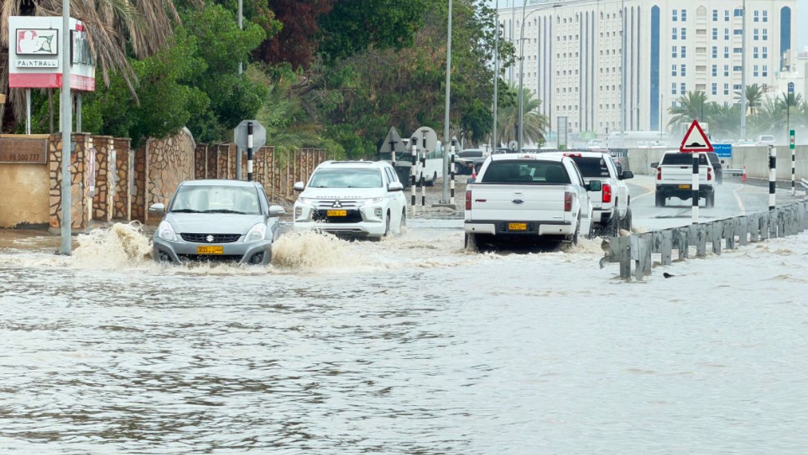 أمطار غزيرة وسيول على سلطنة عمان (صور)