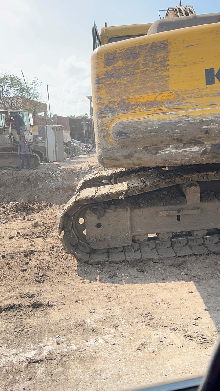 جانب من الأعمال في الطريق