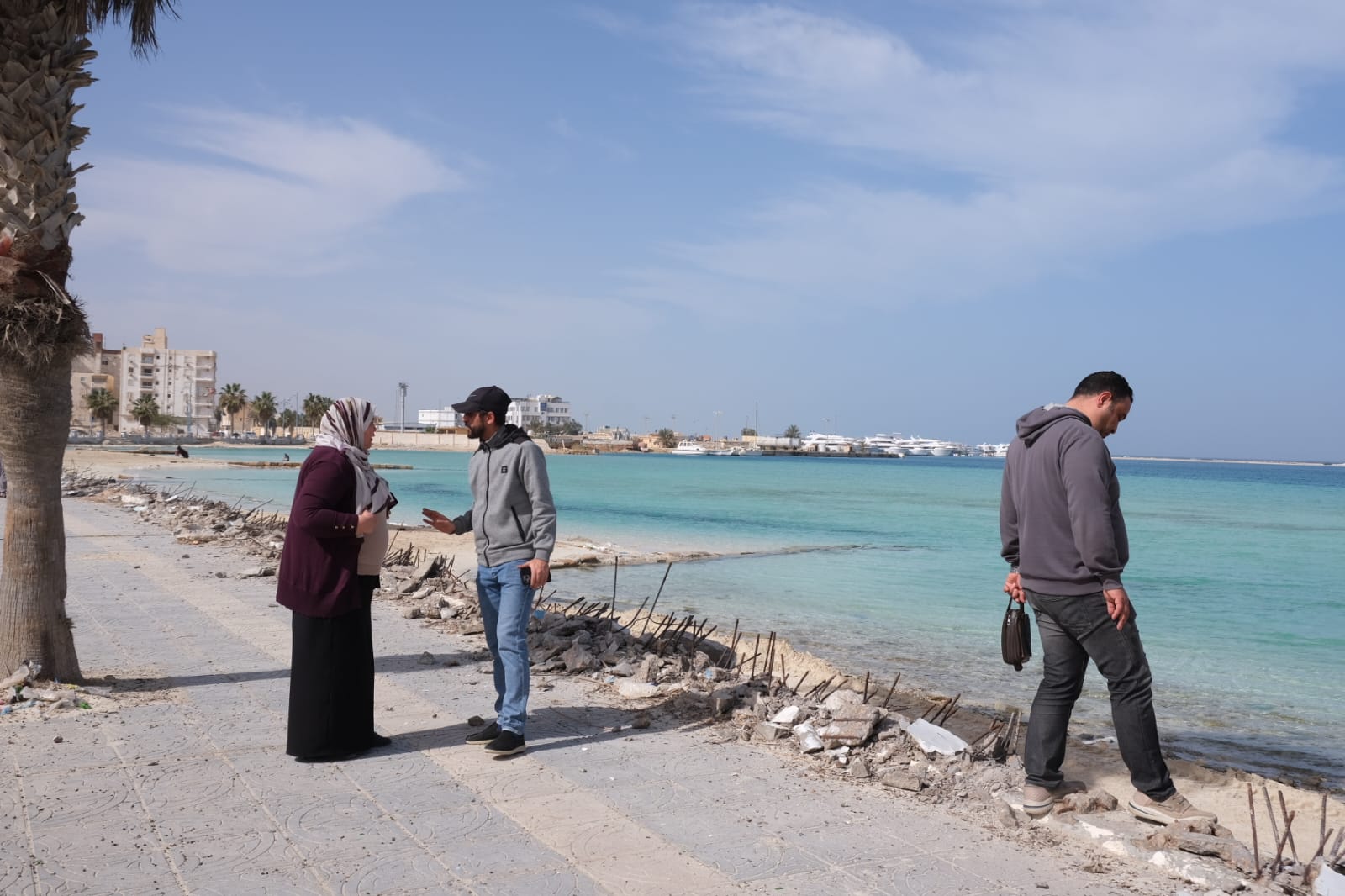 ازالة سور الكورنيش الشرقي تمهيدا لاعمال التطوير