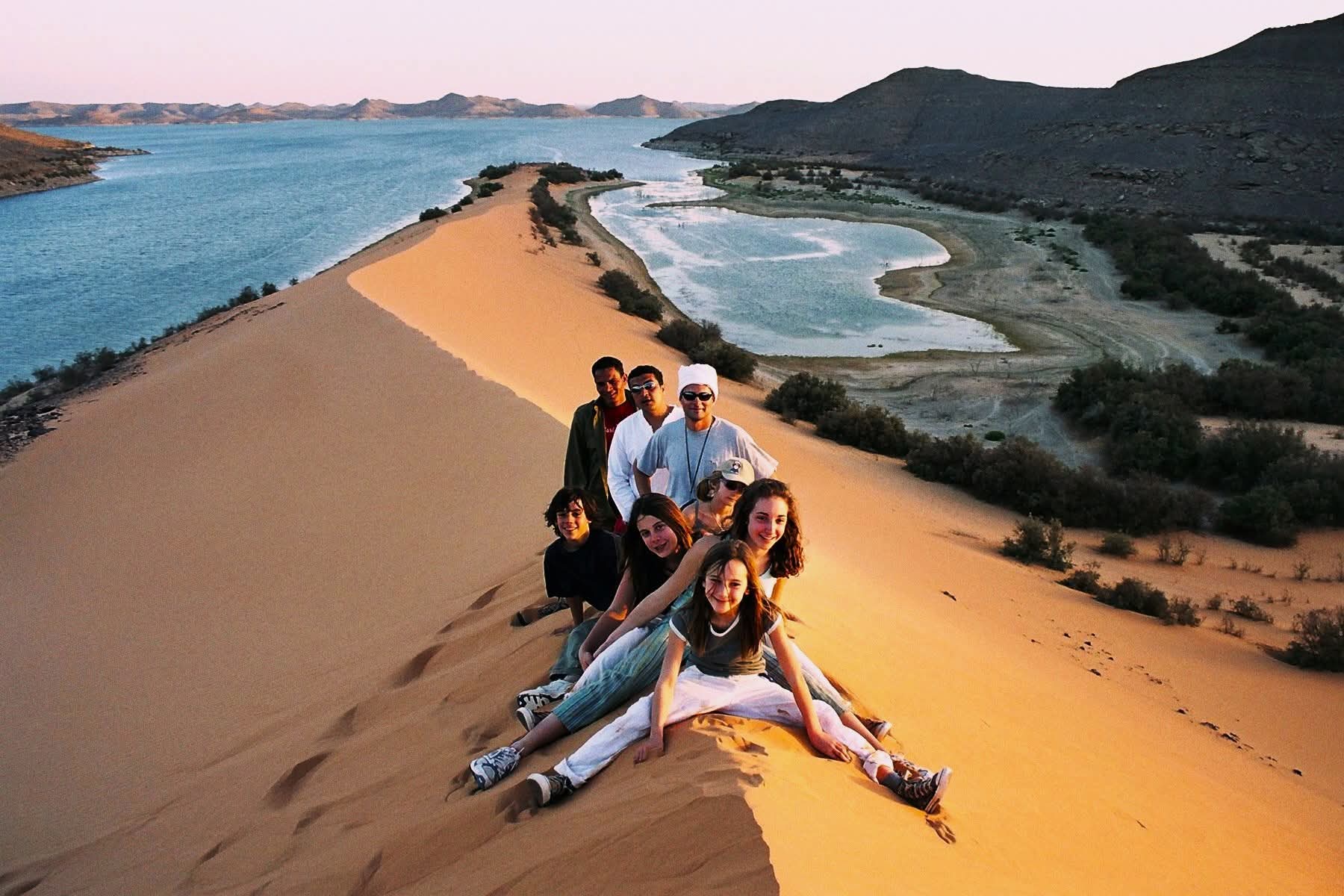 استمتاع السياح بالطبيعة