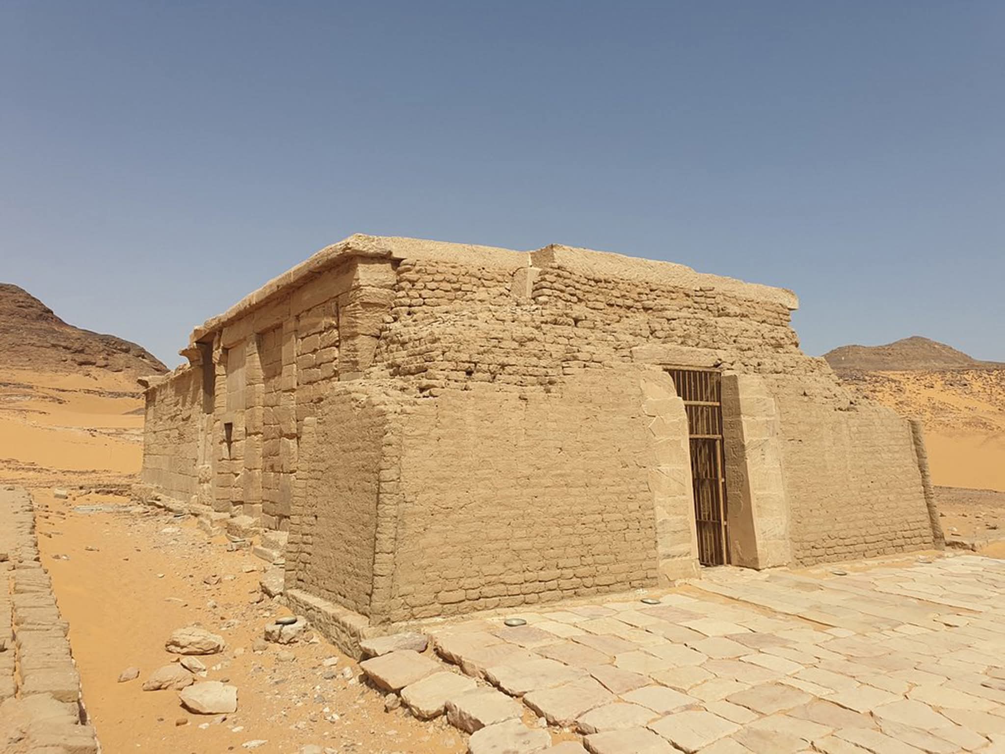 المعابد القديمة على ضفاف البحيرة