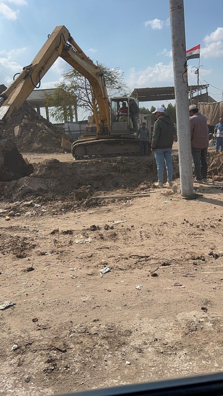 أعمال الحفر والتكريك في الطريق