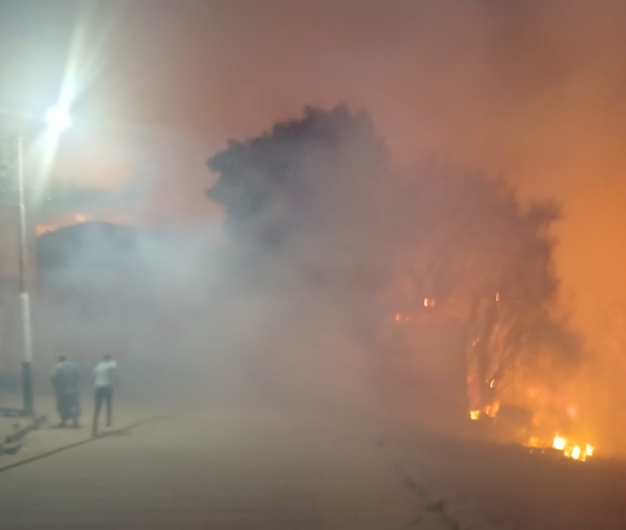 جانب من الحريق جانب من الحريق