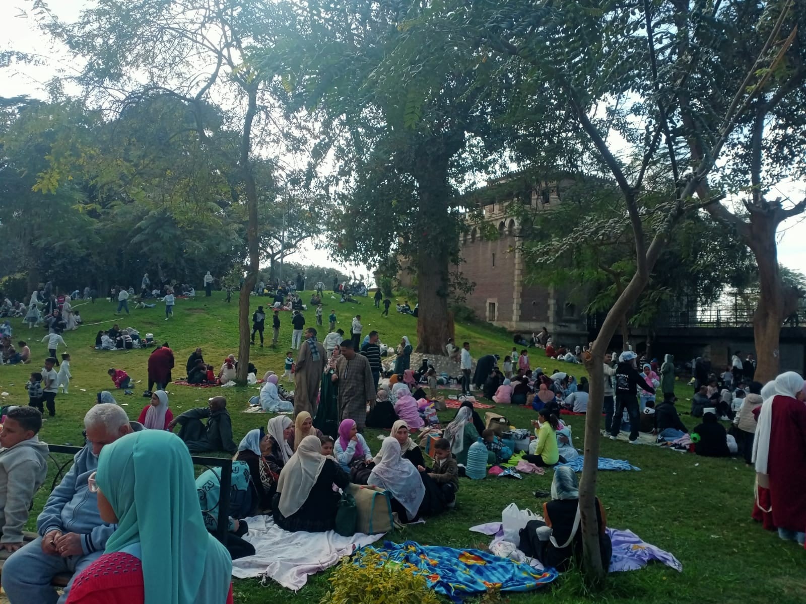 الأسر تستمتع بأجواء العيد