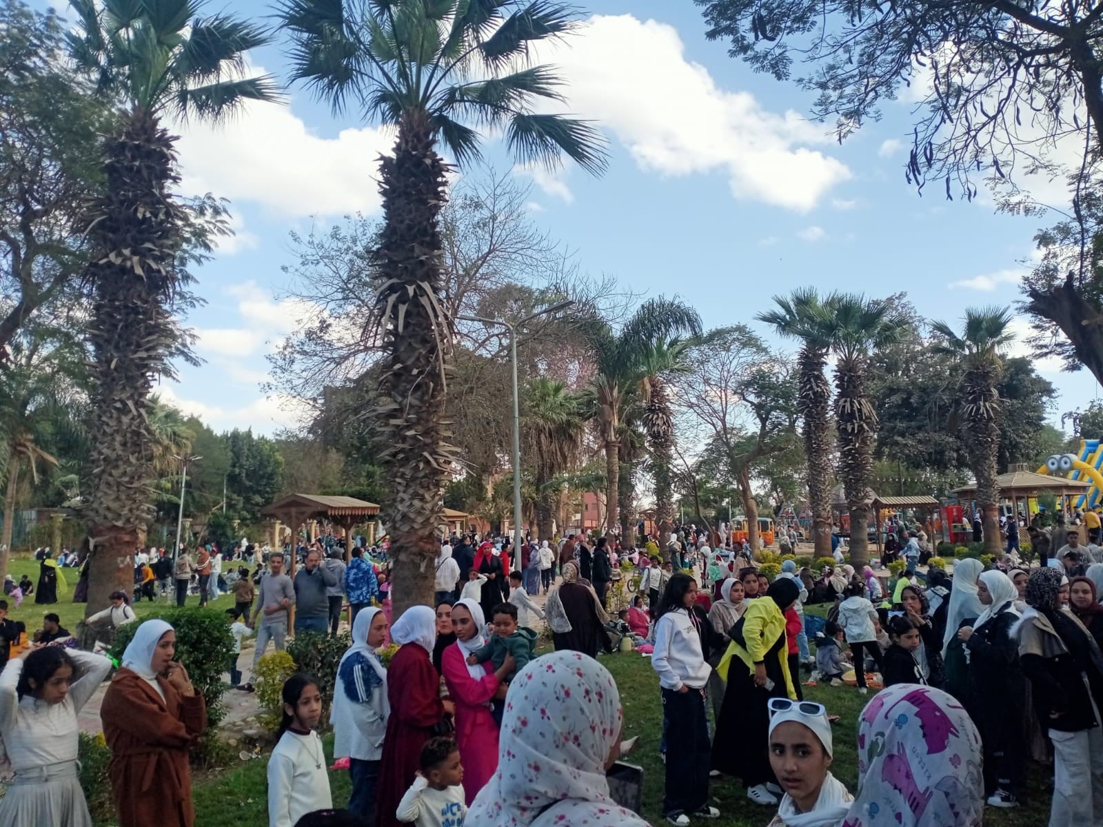 الزحام الكبير بالحدائق