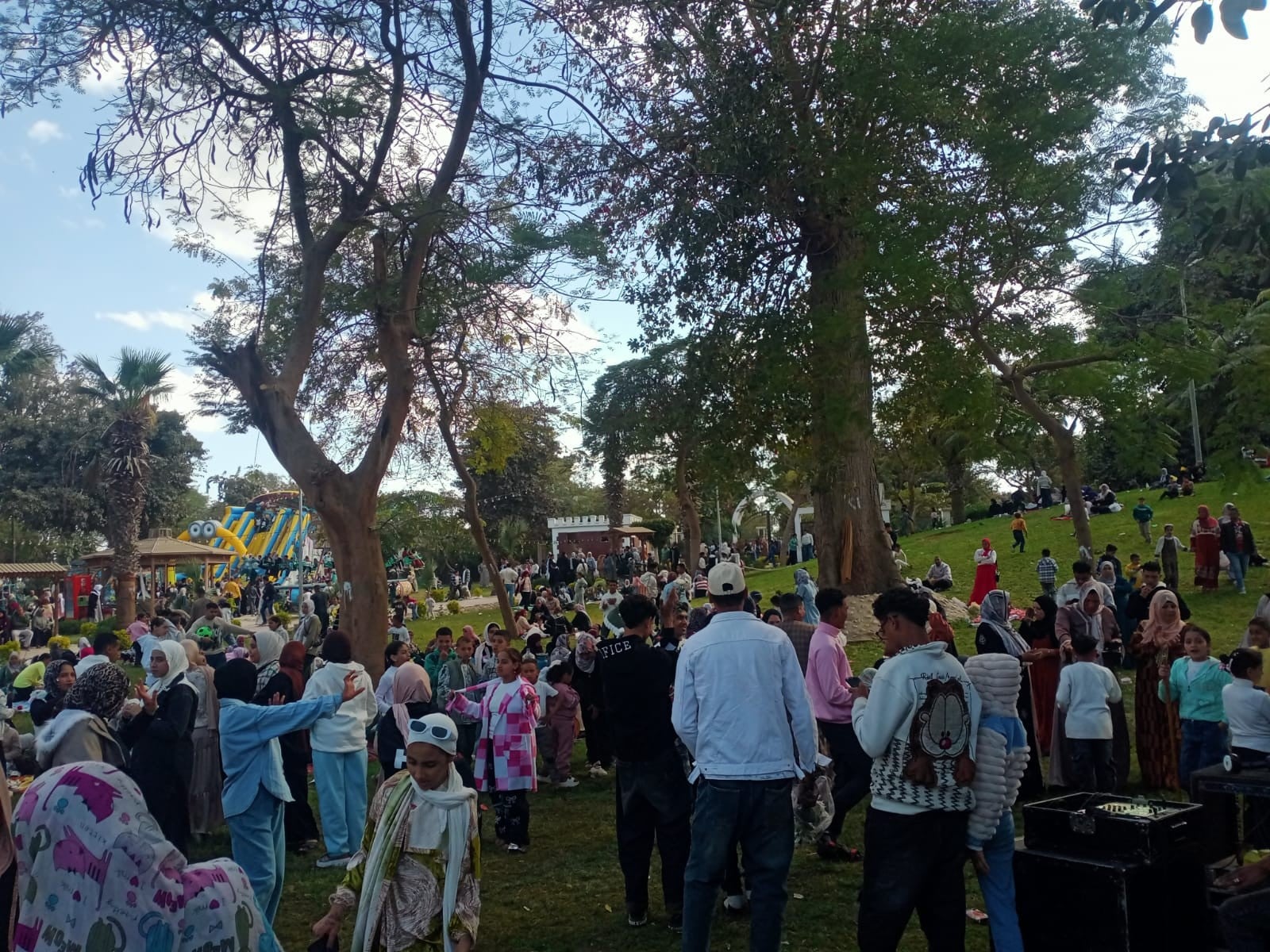 فرحة الأهالي داخل الحدائق