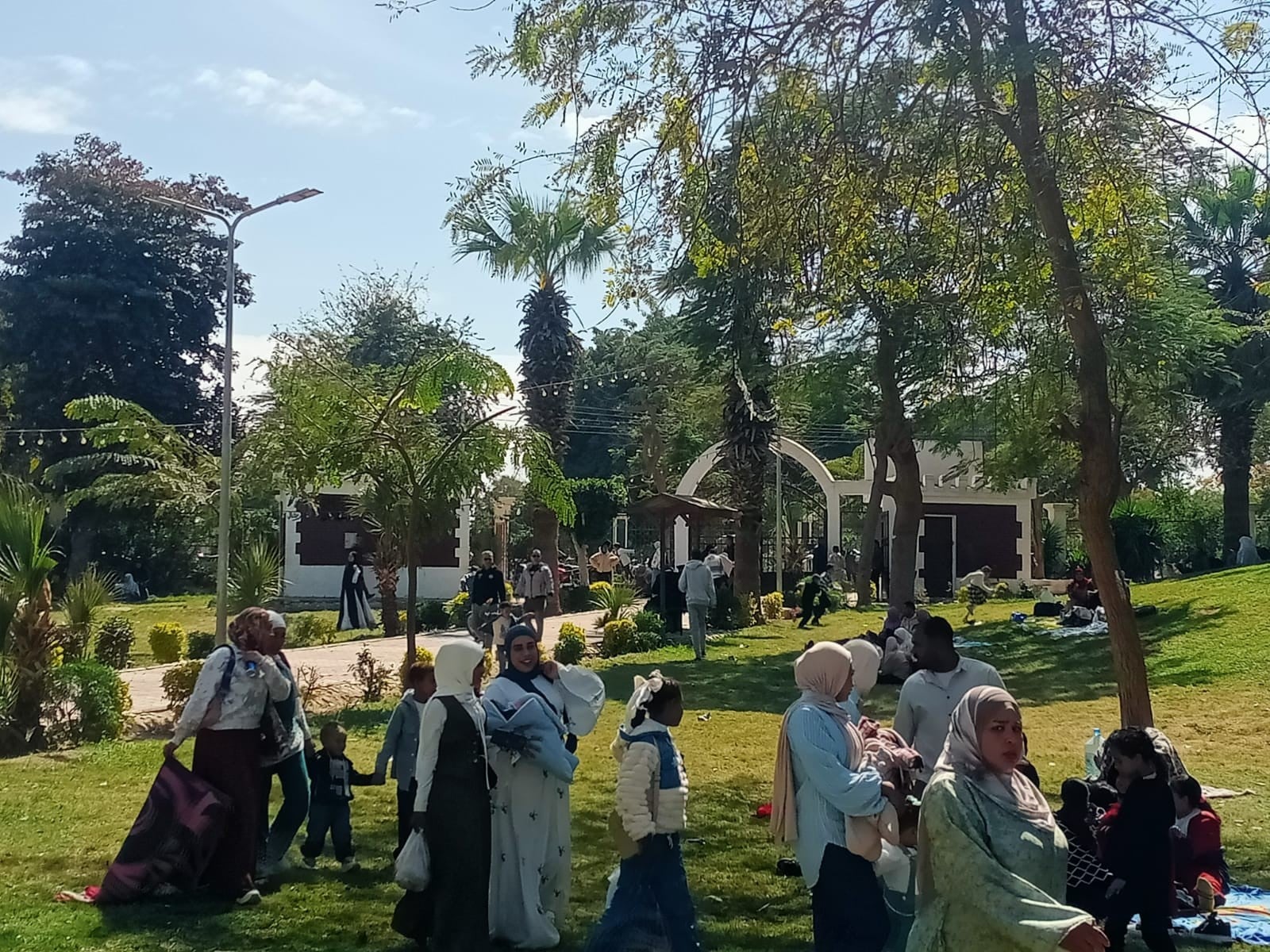 استمتاع الأسر داخل الحدائق