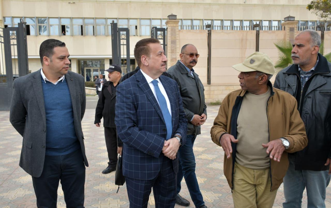 المحافظ خلال متابعته