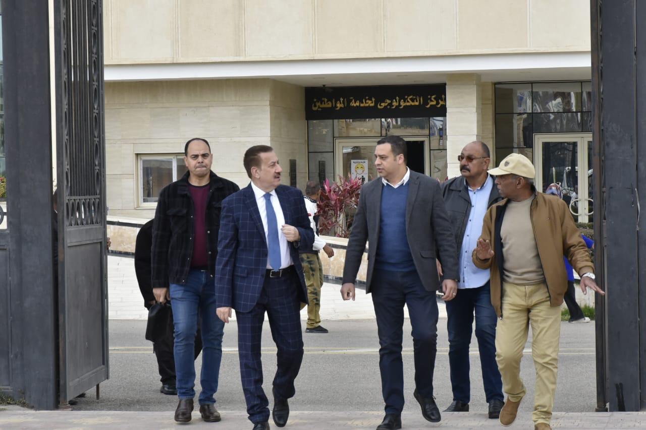 المحافظ يتفقد السيارات والمعدات