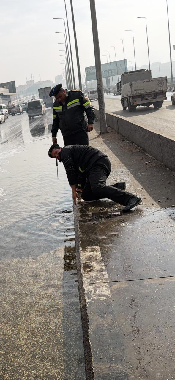 استنفار لإنقاذ الشوارع من الغرق بأمن وإغاثة (1)