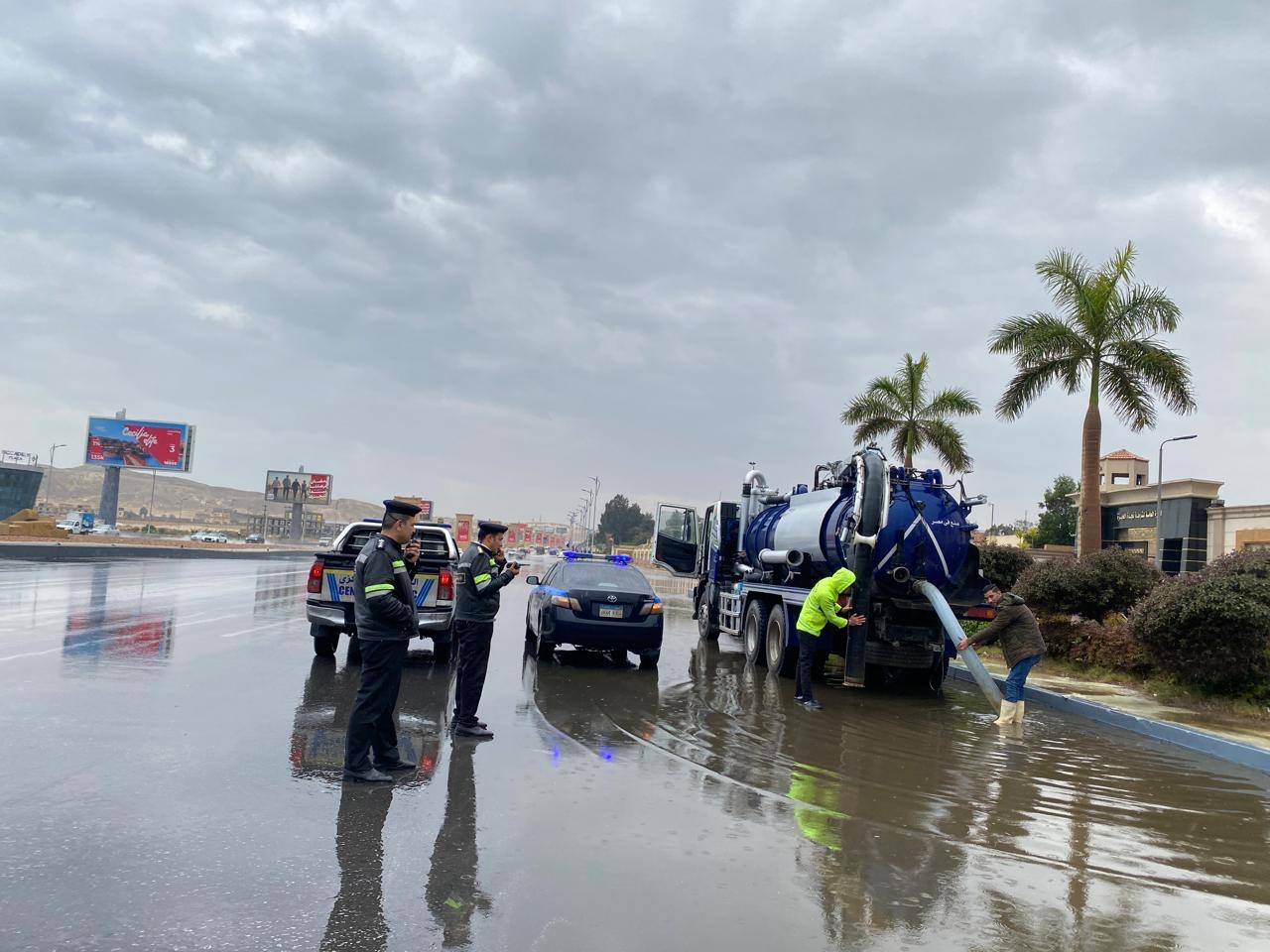 استنفار لإنقاذ الشوارع من الغرق بأمن وإغاثة (7)
