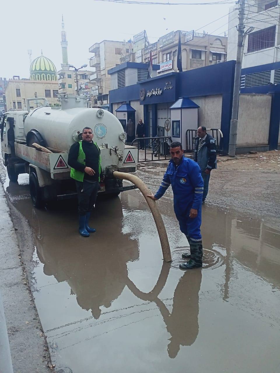 رفع مياه الامطار  من الشوارع