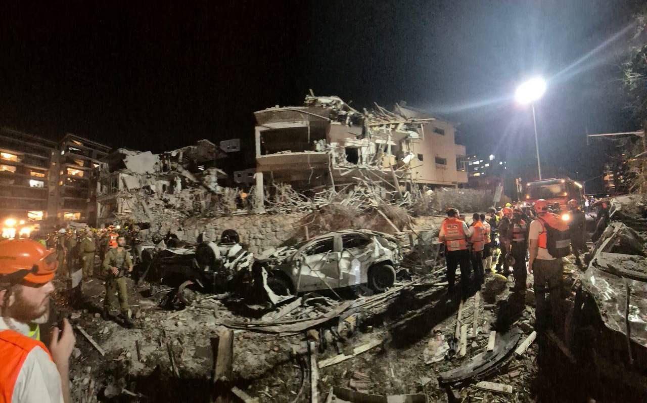 دمار مبانى فى مدينة تل أبيب - إكس