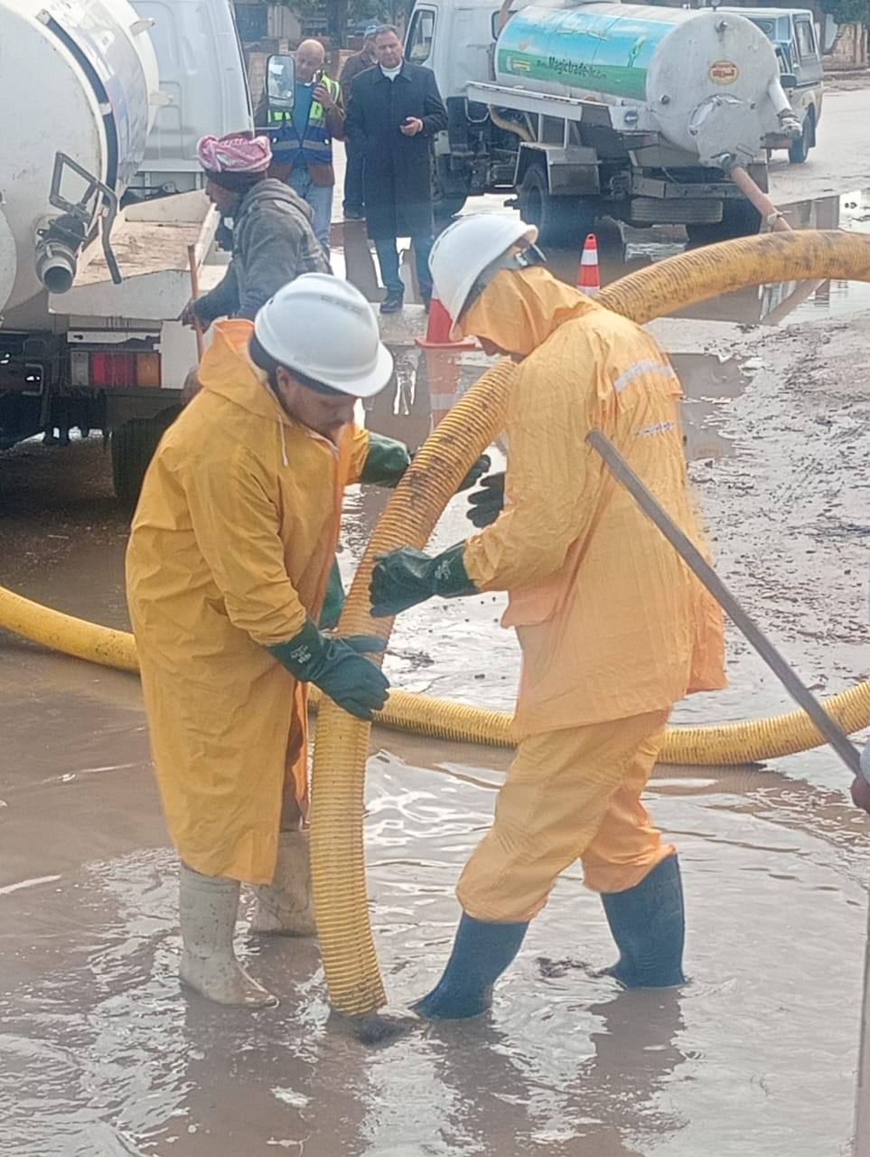 محاولات لرفع مياه الامطار