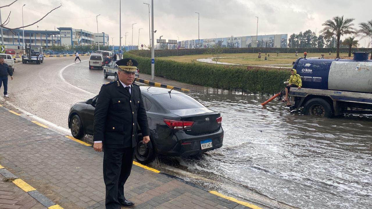 استنفار لإنقاذ الشوارع من الغرق بأمن وإغاثة (5)