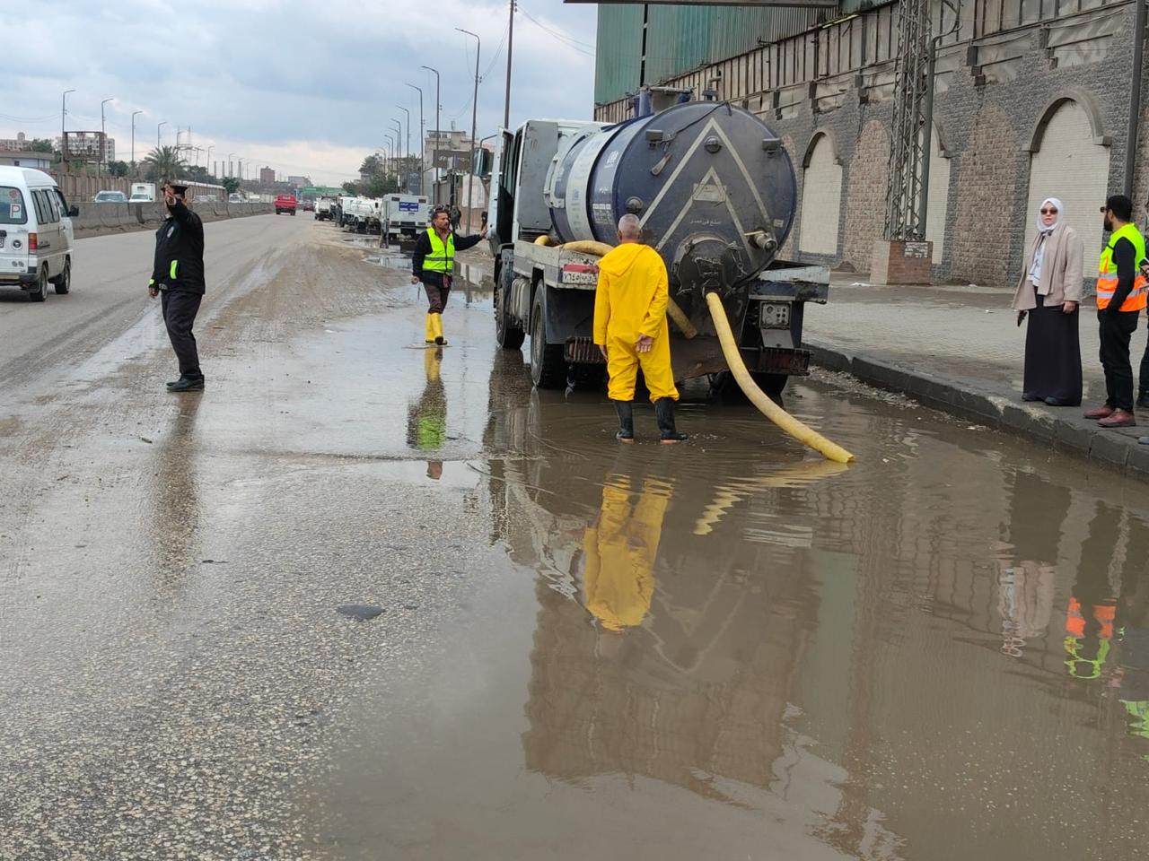 استنفار لإنقاذ الشوارع من الغرق بأمن وإغاثة (2)