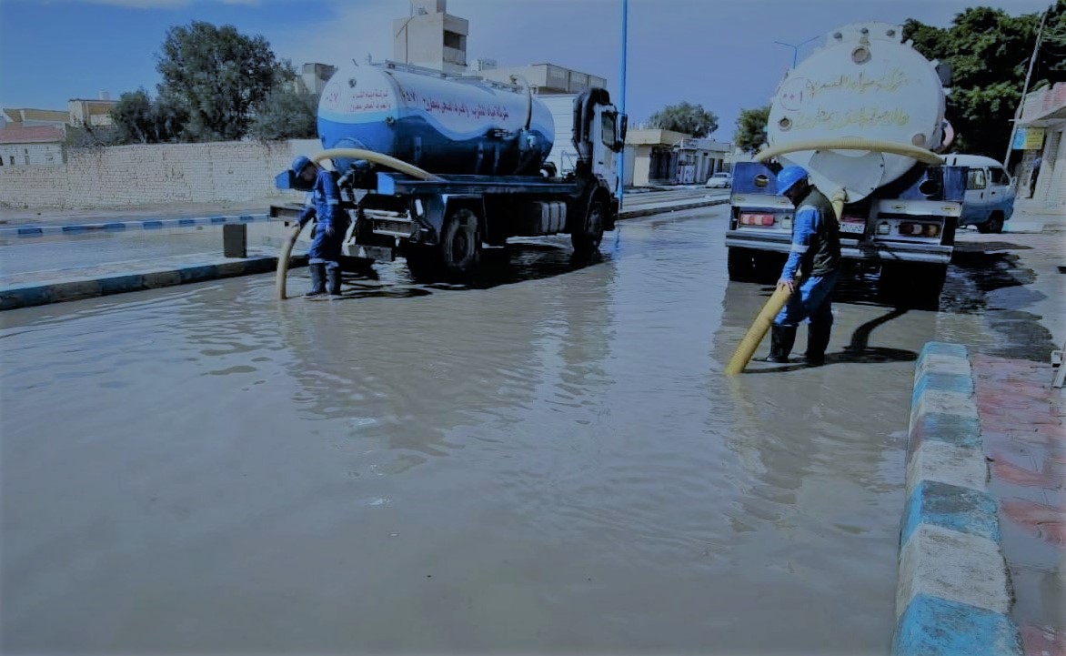 فرق ازالة مياه الامطار يعملون رغم البرد الشديد فرق ازالة مياه الامطار يعملون رغم البرد الشديد
