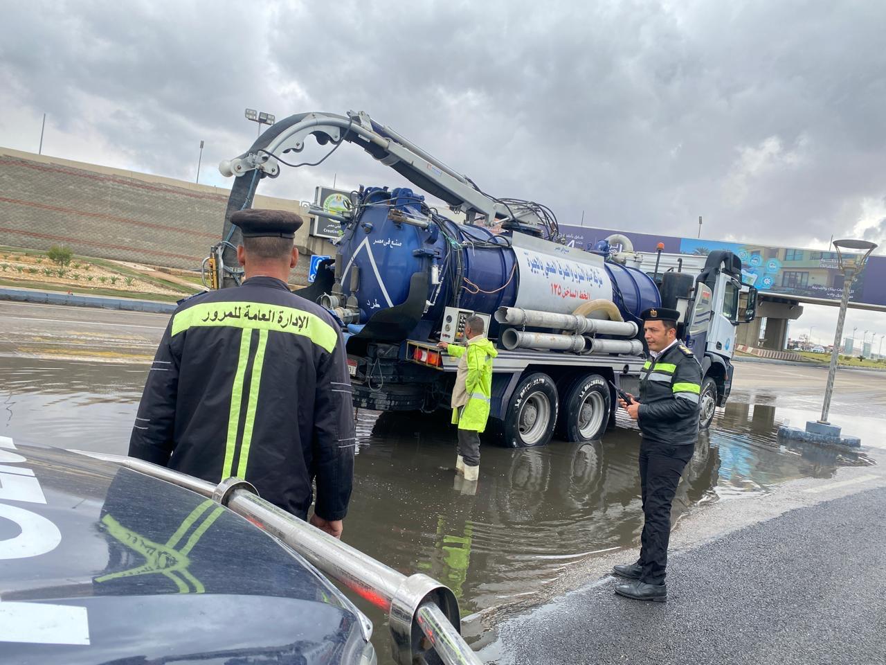 استنفار لإنقاذ الشوارع من الغرق بأمن وإغاثة (3)