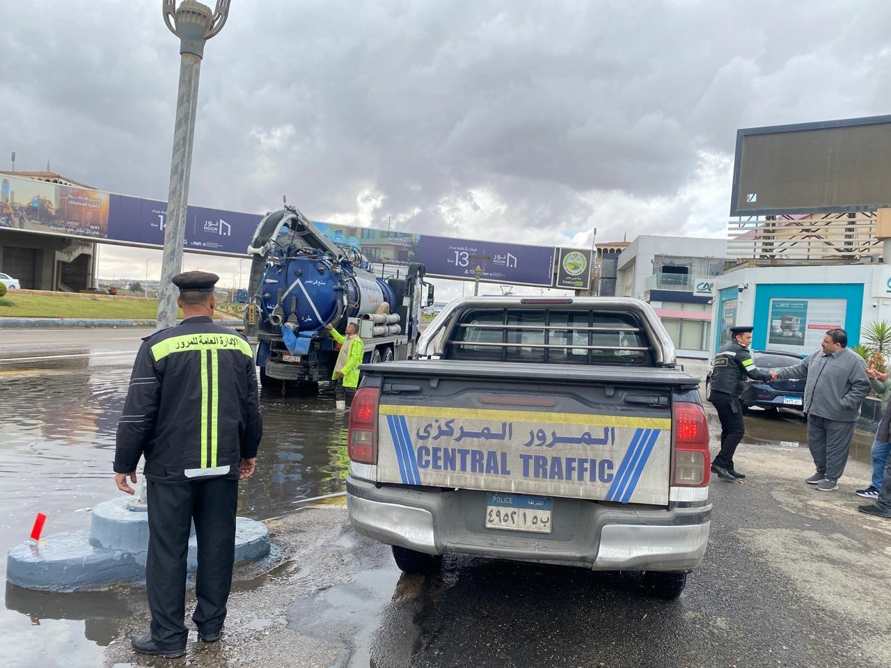 استنفار لإنقاذ الشوارع من الغرق بأمن وإغاثة (4)