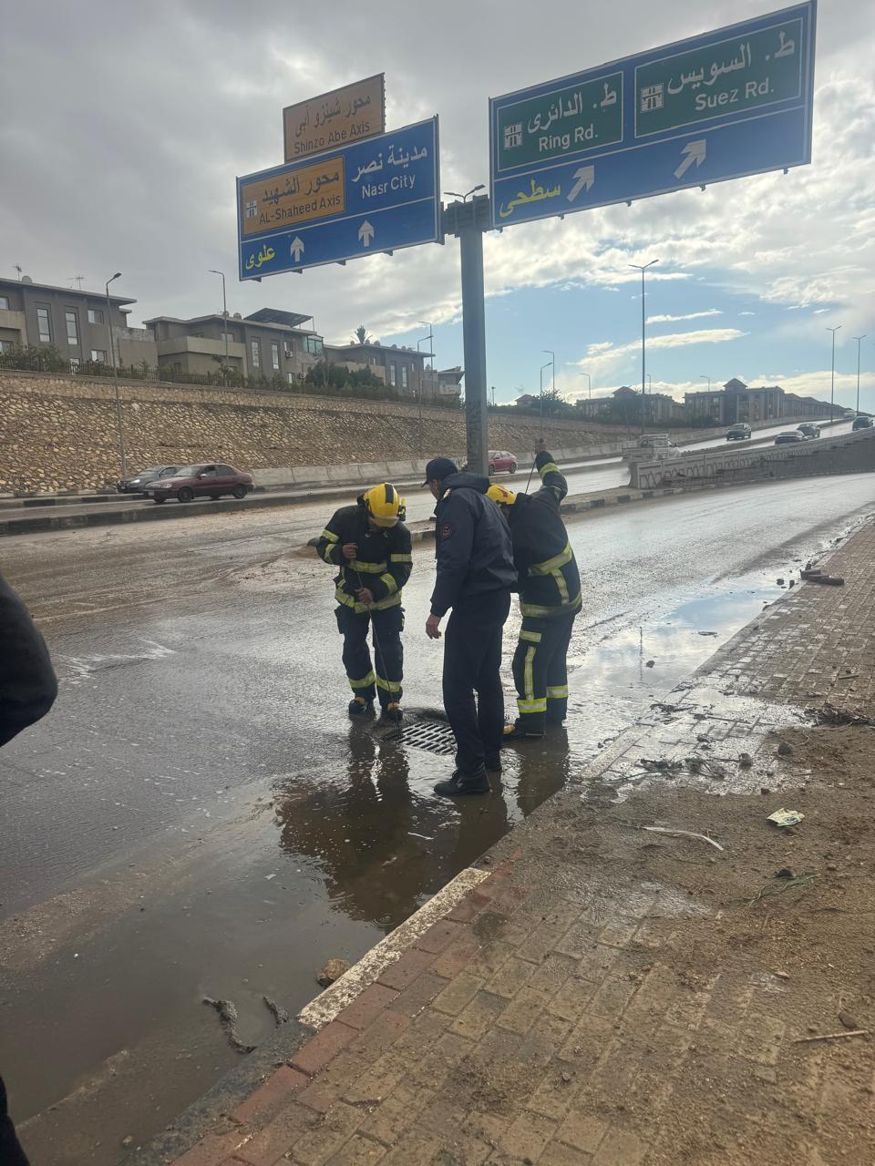 رجال الحماية المدنية ينظفون البلاعات