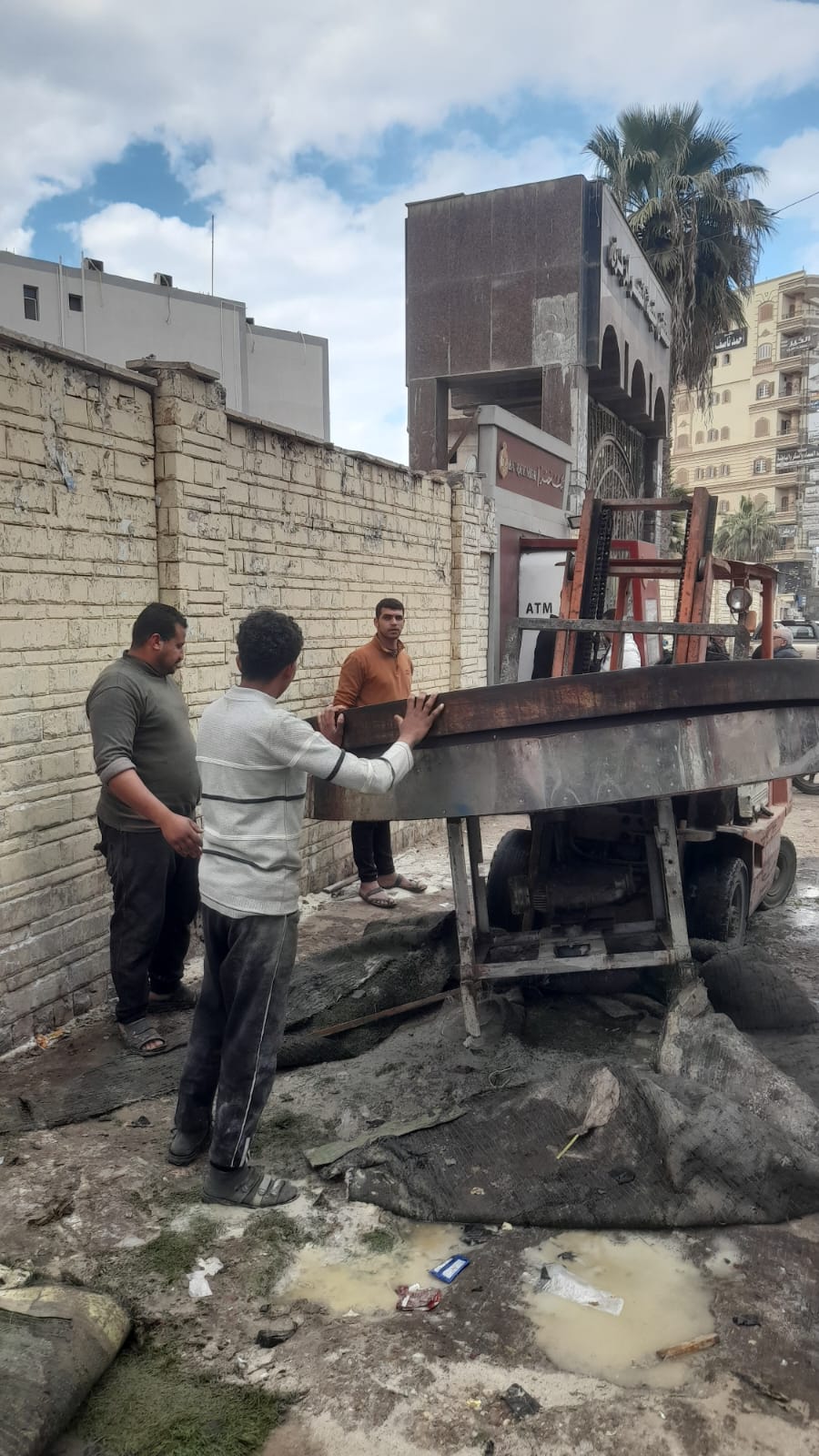 رفع إشغالات تمهيدا لتنظيف الشارع