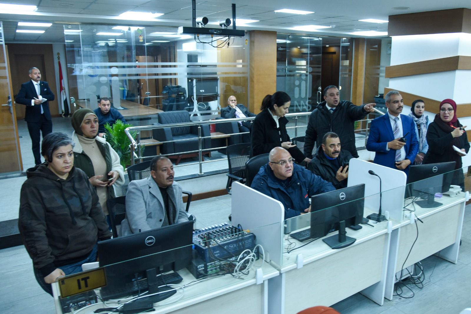 المحافظ داخل مركز السيطره