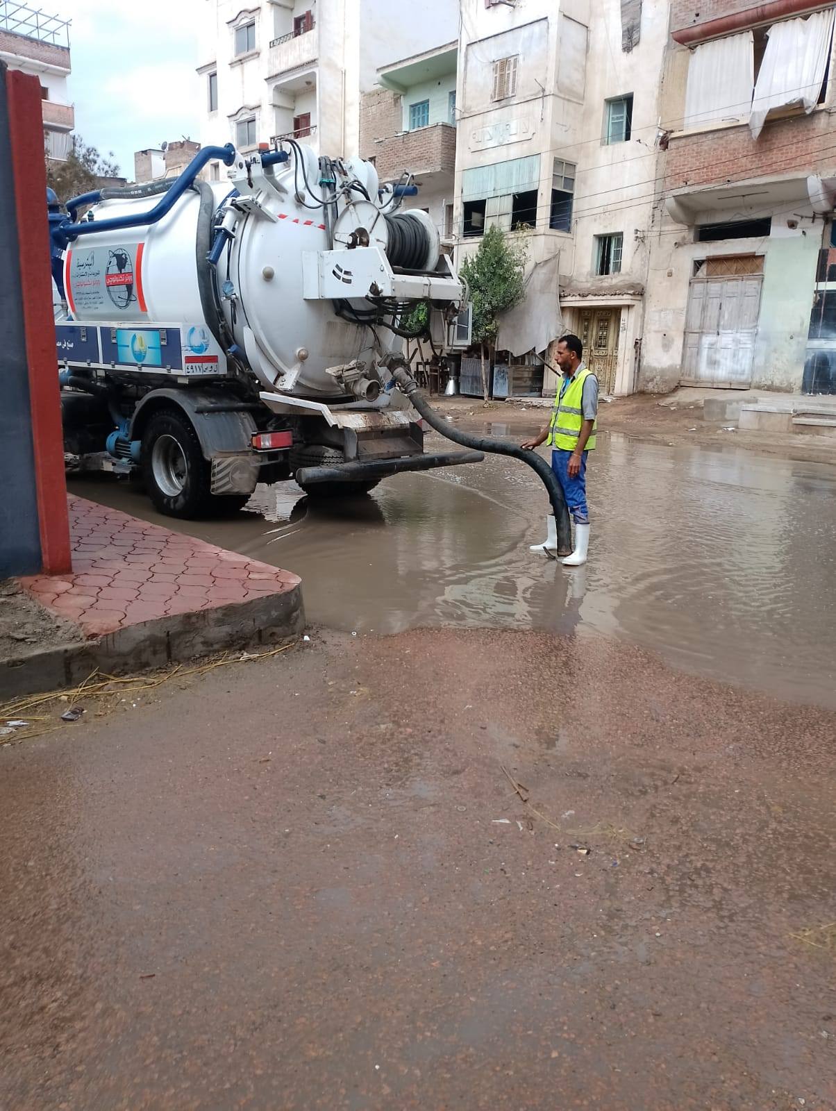 استمرار رفع مياه الامطار