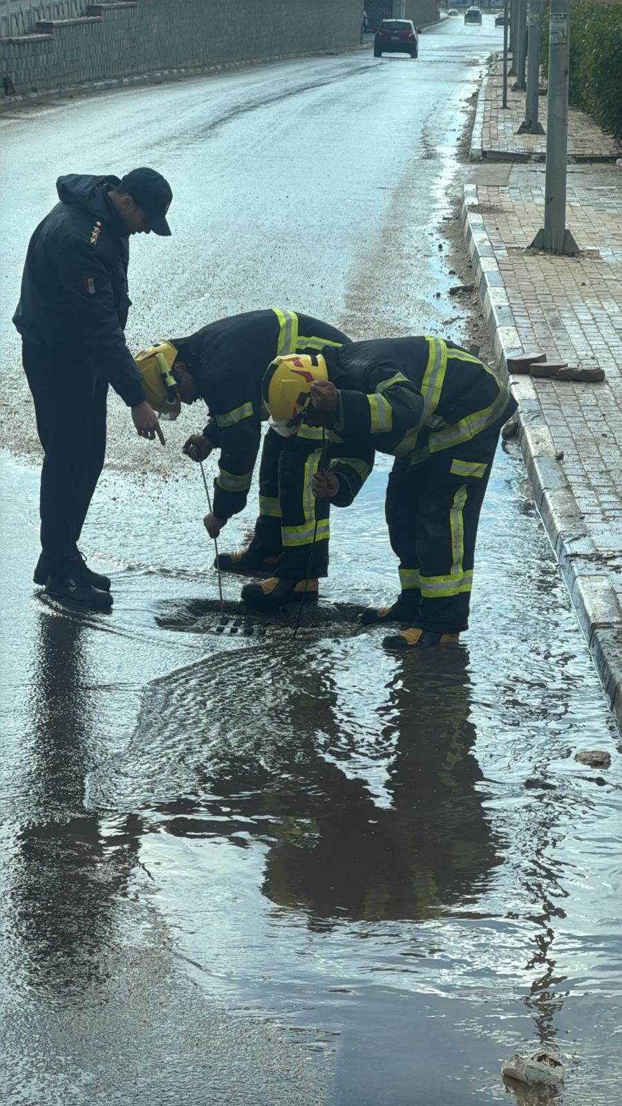 رجال الحماية المدنية ينظفون البلاعات  1