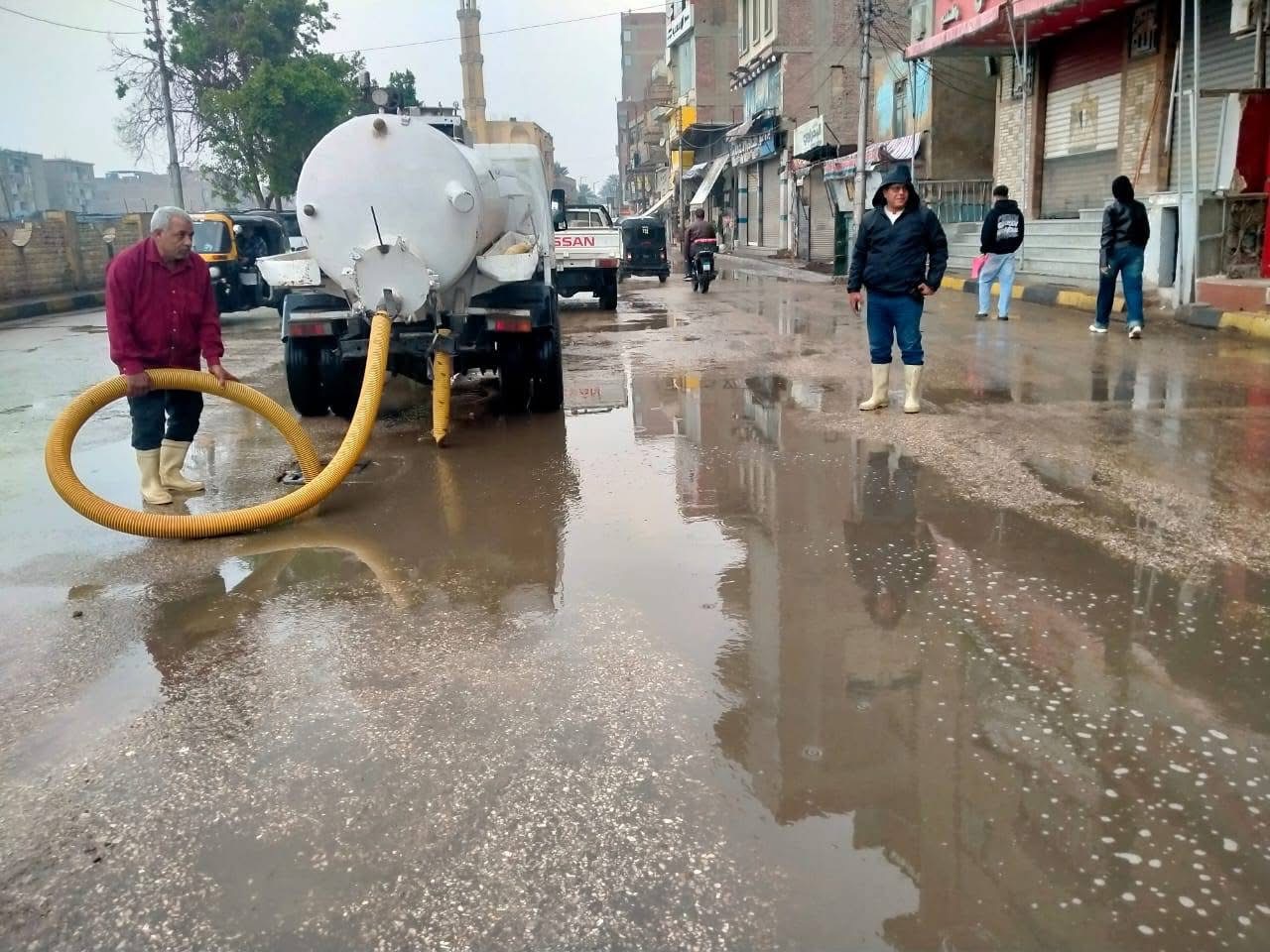 رئيس مدينة البدرشين يتابع أعمال الشفط