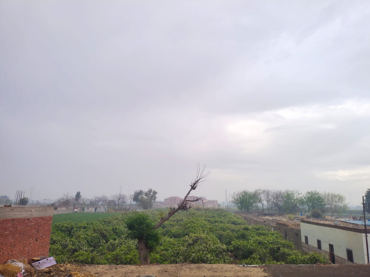 جانب من التقلبات الجوية وهطول الأمطار بالمحافظات