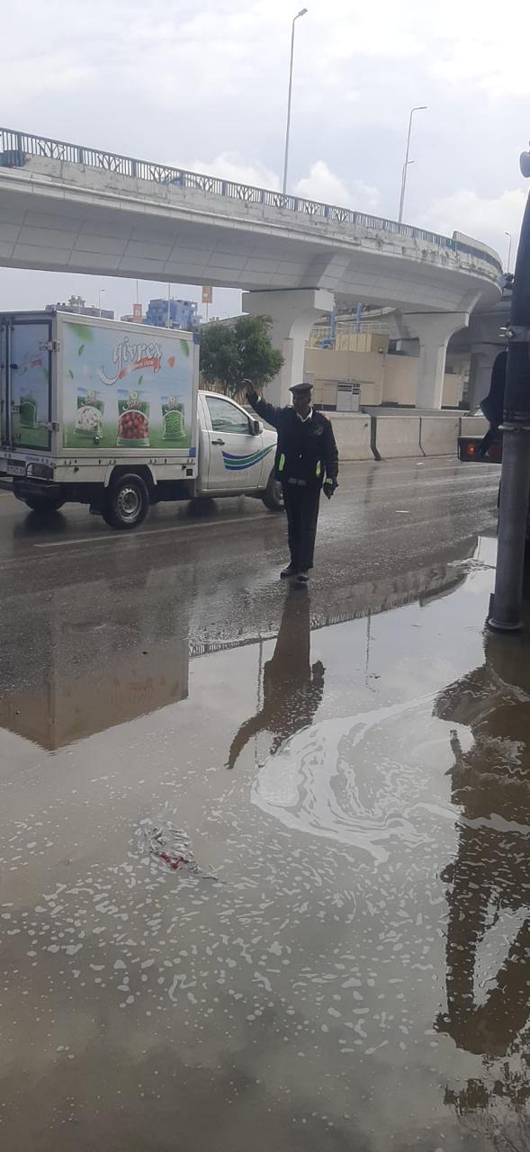 استنفار لإنقاذ الشوارع من الغرق بأمن وإغاثة (6)