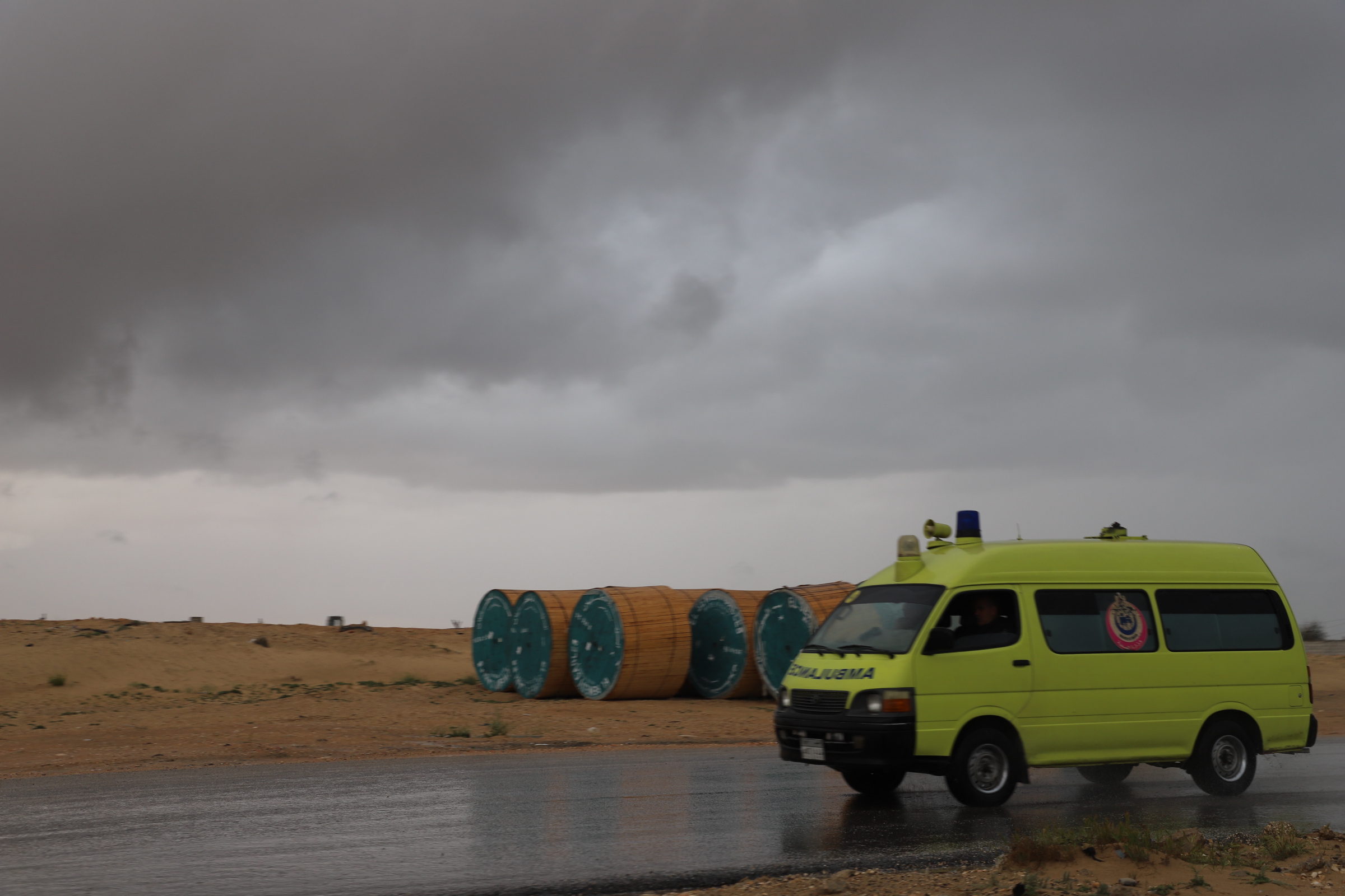 تواجد سيارات الاسعاف علي الطرق 