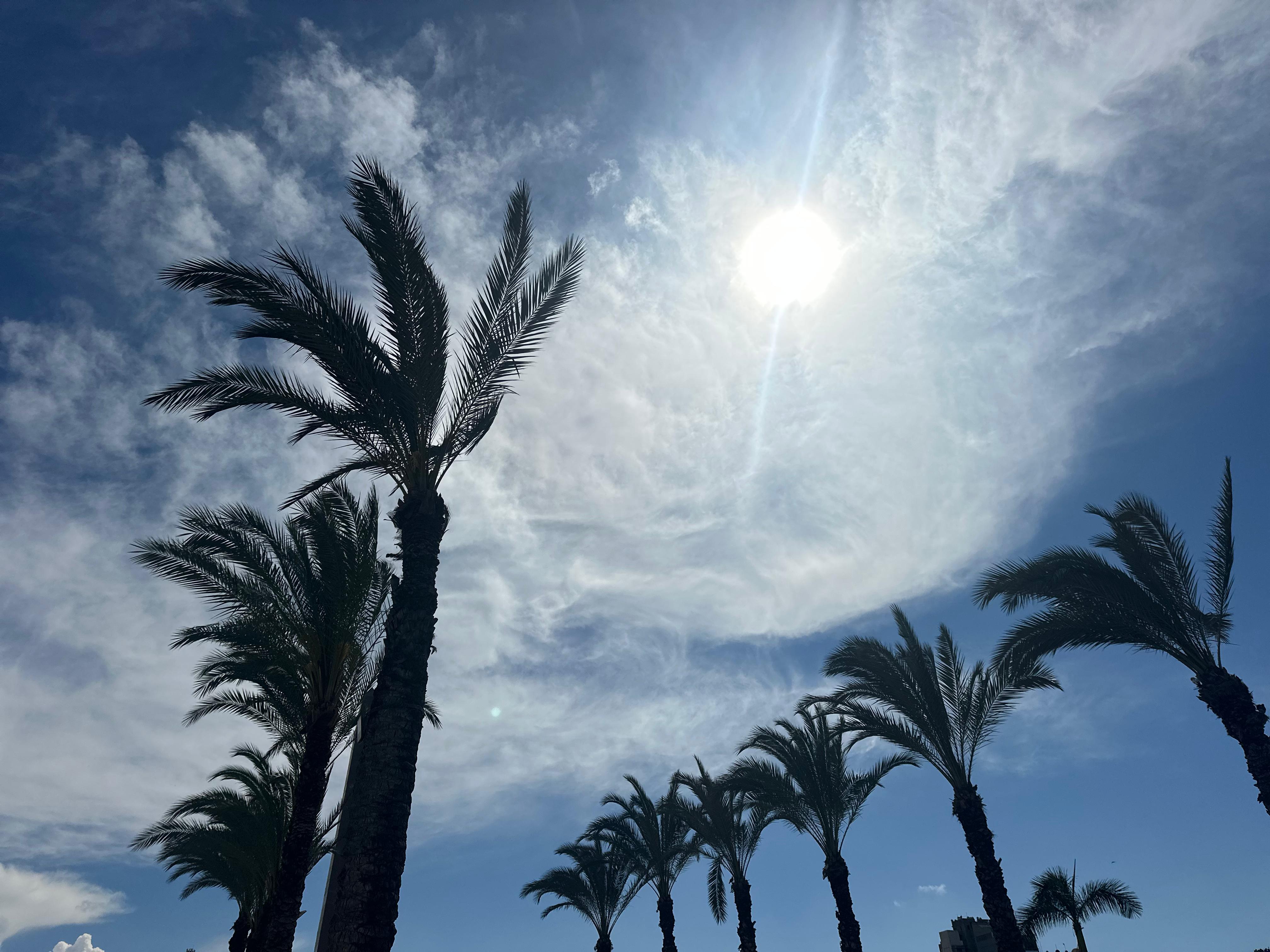 الغيوم والشمس الغيوم والشمس