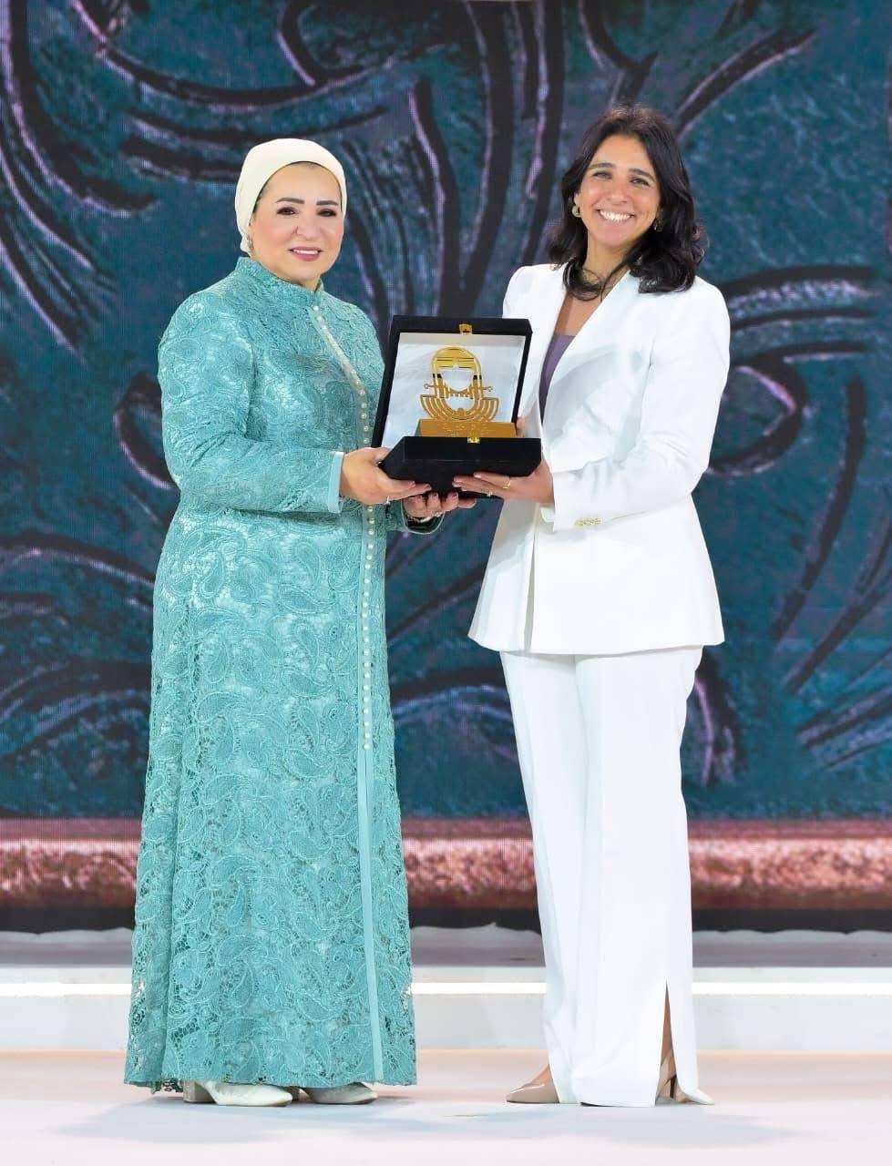 السيدة انتصار السيسي تكرم سارة عزيز