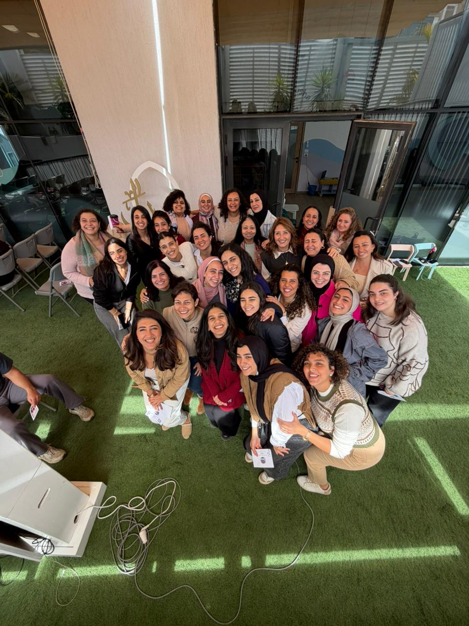 سارة عزيز بصحبة فريق العمل سارة عزيز بصحبة فريق العمل