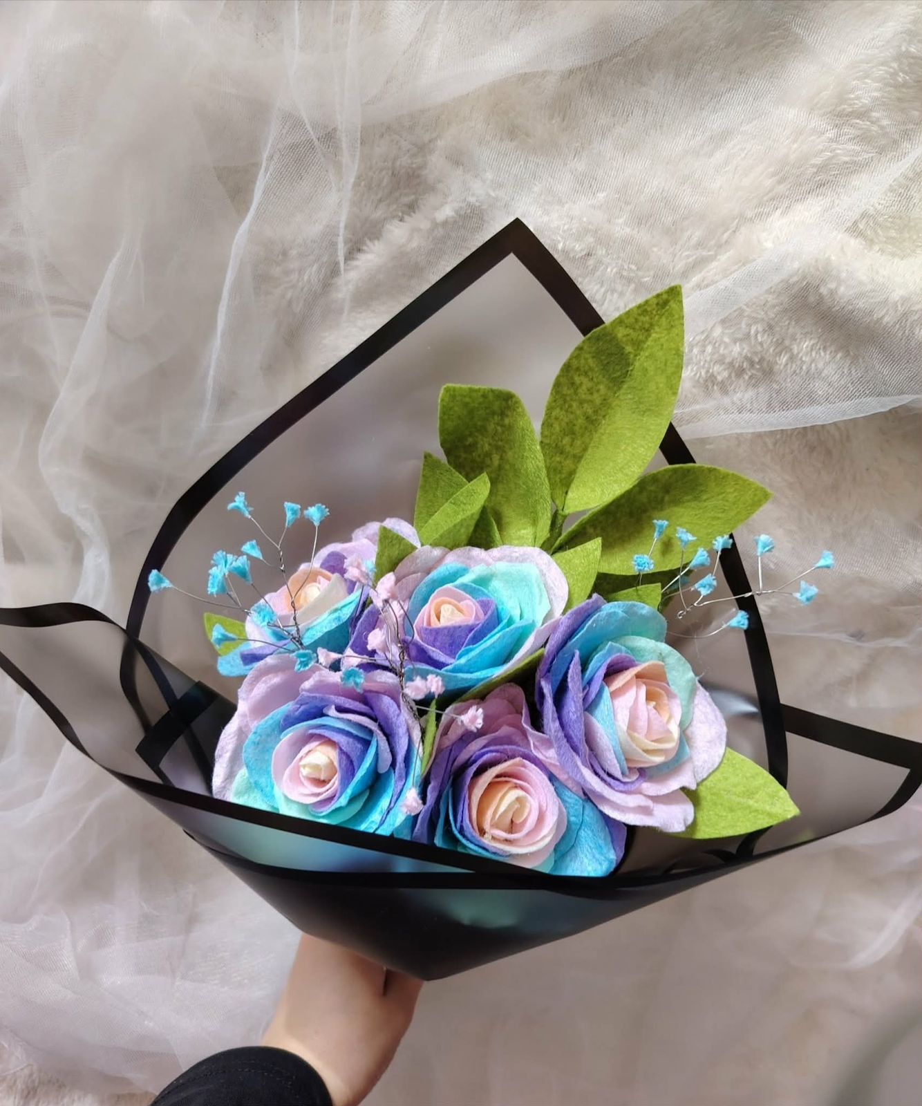 ورد من بقايا القماش ورد من بقايا القماش