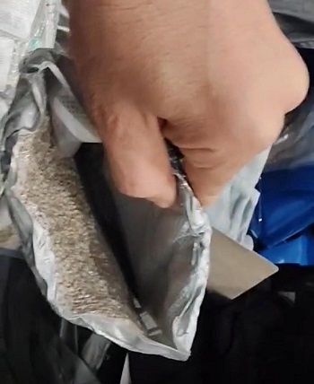 رجال الجمارك بمطار القاهرة ضبط الكمية من المخدرات (10)