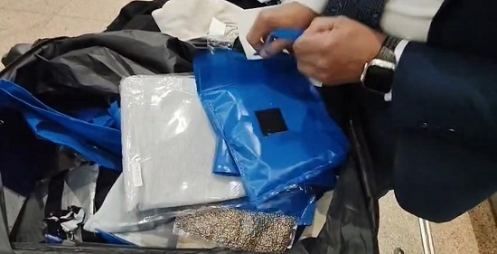 رجال الجمارك بمطار القاهرة ضبط الكمية من المخدرات (6)