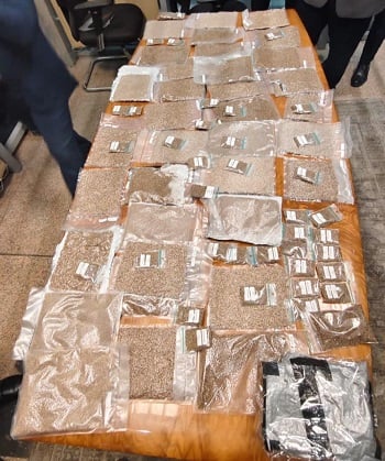 رجال الجمارك بمطار القاهرة ضبط الكمية من المخدرات (3)