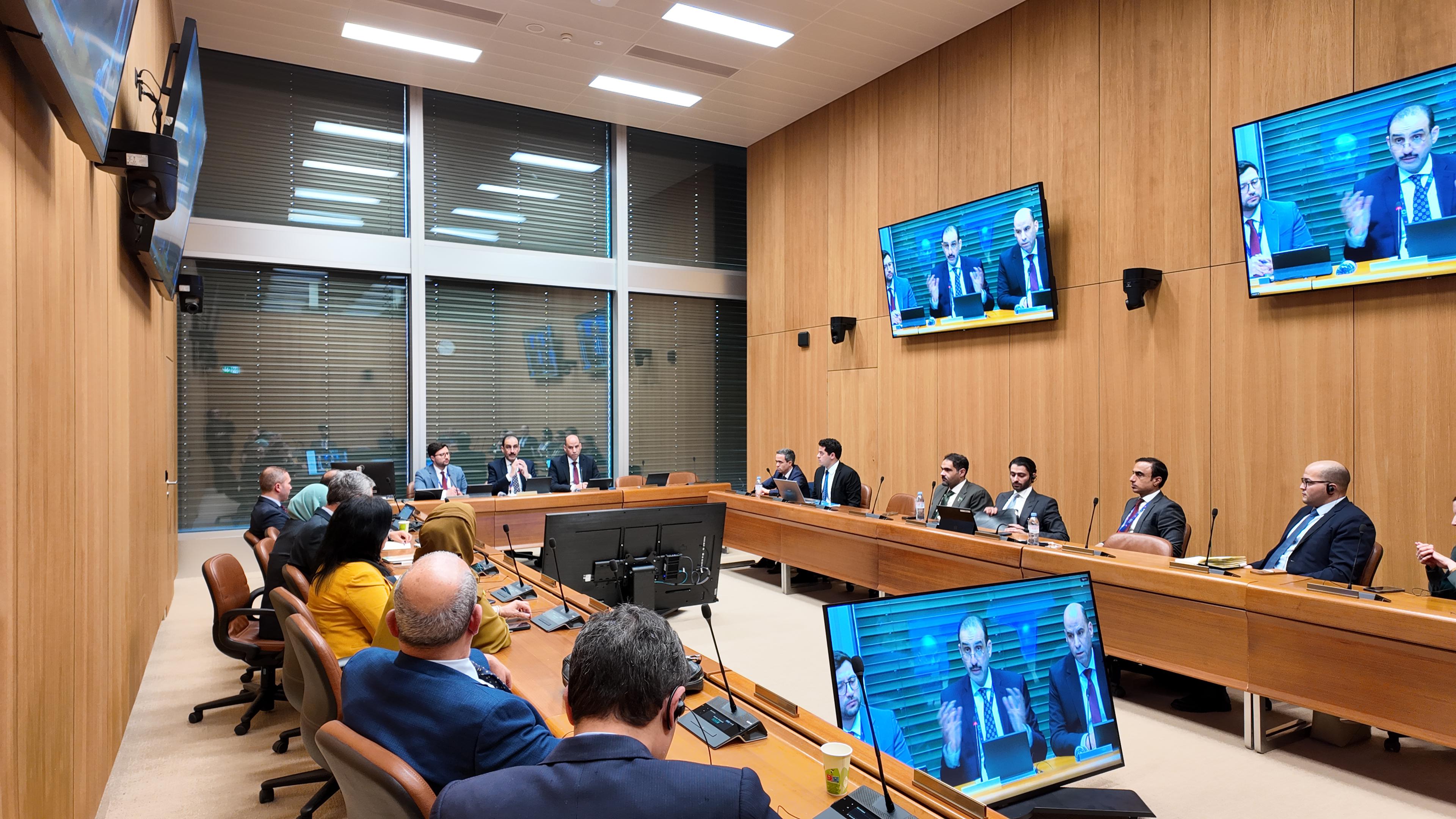 جانب من لقاء وزير العمل جانب من لقاء وزير العمل