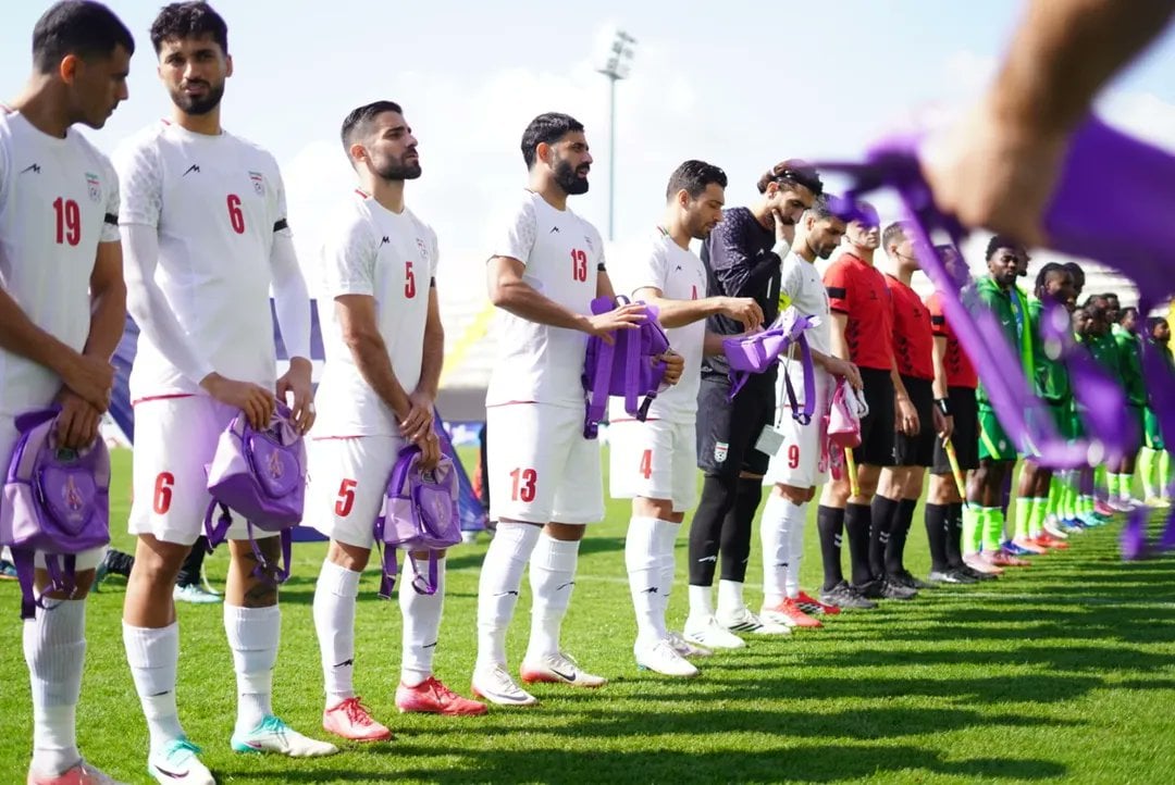 لاعبو إيران بالحقائب المدرسية