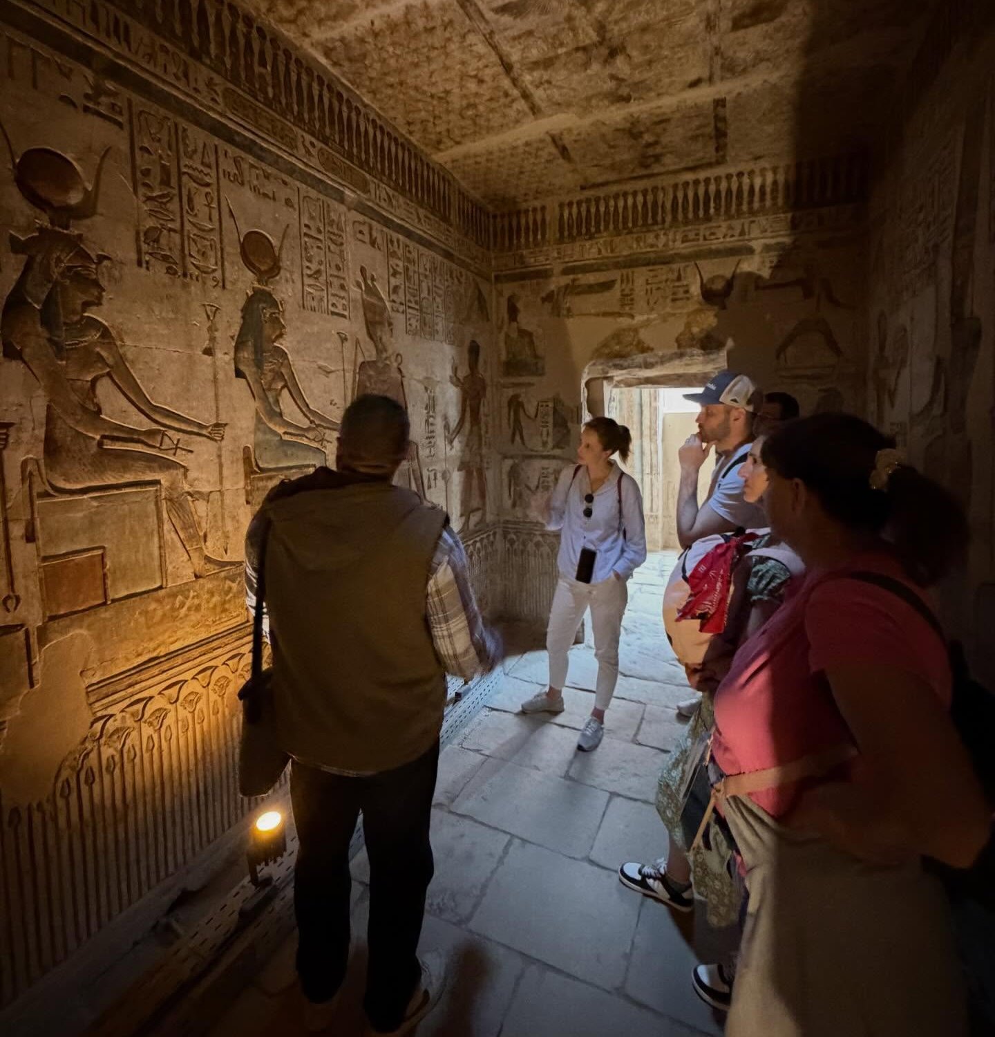 استمتاع السياح فى مقصورات معبد الأقصر استمتاع السياح فى مقصورات معبد الأقصر